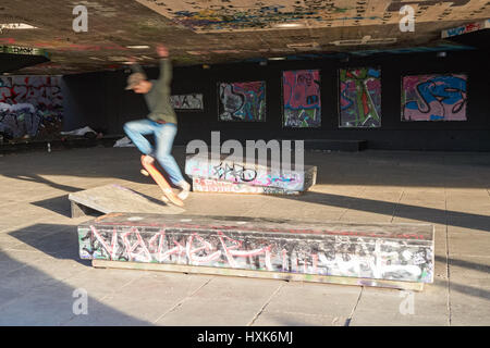 Planche à Southbank skate park, Londres Angleterre Royaume-Uni UK Banque D'Images