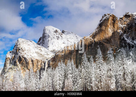 Bridalveil Fall et la Tour penchée en hiver, Yosemite National Park, California USA Banque D'Images