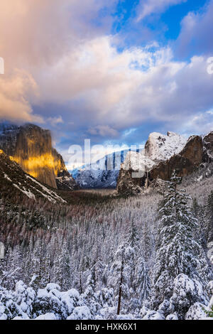 Hiver coucher de soleil sur la vallée Yosemite de vue de Tunnel, Yosemite National Park, California USA Banque D'Images