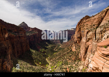 La vue de Canyon Overlook dans à la vallée de Zion National Park sur un matin ensoleillé, de l'Utah Banque D'Images