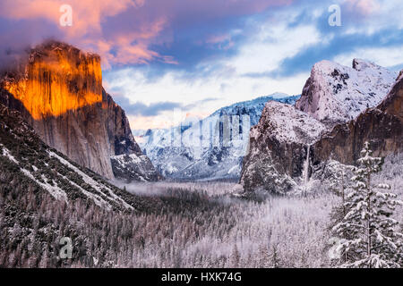 Hiver coucher de soleil sur la vallée Yosemite de vue de Tunnel, Yosemite National Park, California USA Banque D'Images