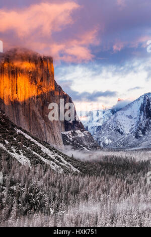 Hiver coucher de soleil sur la vallée Yosemite de vue de Tunnel, Yosemite National Park, California USA Banque D'Images