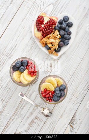 Au lait avec amandes et noix, yogourt et fruits frais dans des bocaux en verre Vue d'en haut Banque D'Images