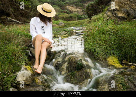Girl promenades à travers une voûte en pierre Banque D'Images
