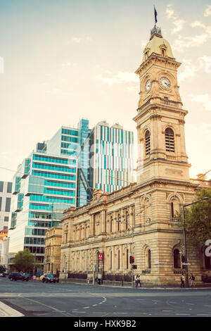 Adelaide, Australie - 1 mai 2016 : GPO Adélaïde Poster Shop avec le clocher situé au Square Victoria dans la CDB sur un jour Banque D'Images