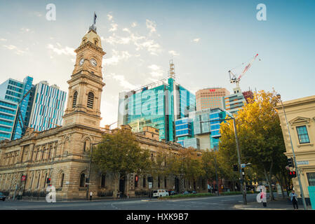 Adelaide, Australie - 1 mai 2016 : GPO Adélaïde Poster Shop avec le clocher situé au Square Victoria dans la CDB sur un jour Banque D'Images