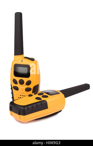 Vue de face d'une paire de talkie walkie jaune avec clavier noir isolé sur fond blanc Banque D'Images