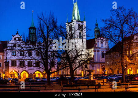 All Saints Church, de la place principale, les tours et les clochers, de Litomerice, en Bohême du Nord, République Tchèque Banque D'Images