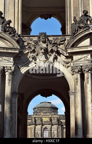 L'arche de la porte de la couronne de Dresde Zwinger et le bâtiment Semper en arrière-plan, Dresde, Saxe, Allemagne Banque D'Images