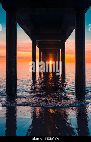 Coucher du soleil vu de la jetée de Brighton, dans le sud de l'Australie Banque D'Images