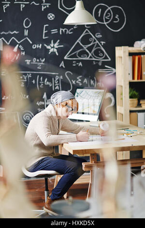 College student Working in Science Class Banque D'Images