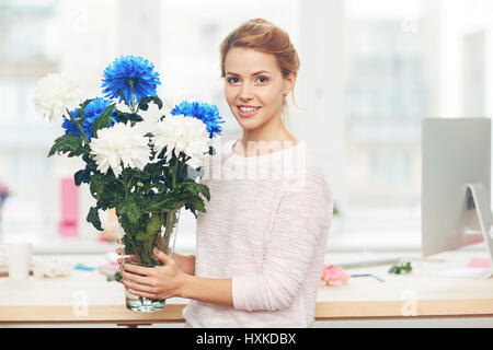 Jolie femme avec bouquet de fleurs Banque D'Images