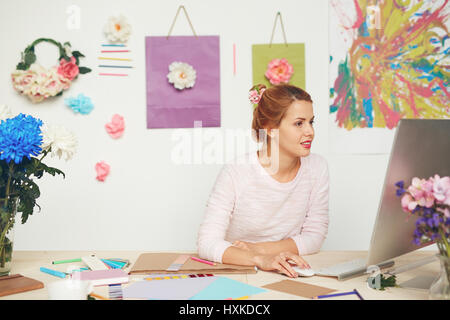 Designer graphique travaillant sur le projet Banque D'Images