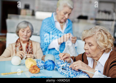 Grannies knitting de Noël Banque D'Images