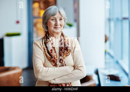 Senior woman standing indoors Banque D'Images