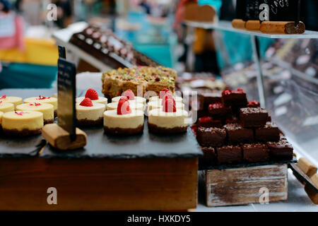 Les desserts faits maison en vente dans le marché de Greenwich, London's seul marché situé dans un site du patrimoine mondial. Banque D'Images