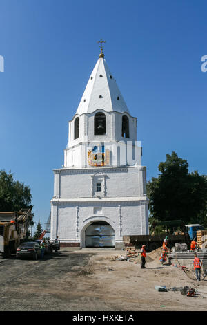 Syzran, Russie - 16.08.2016 : Les travailleurs effectuer les travaux sur la place en face de Kremlin. La préparation de la maison de vacances Syzransky tomate, whi Banque D'Images