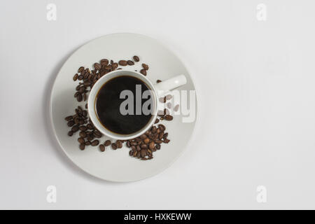 Tasse de café à la recherche d'en haut remplie de café Banque D'Images