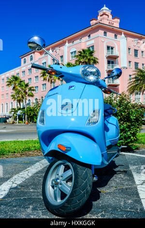 Un bébé bleu Vespa scooter garé devant le légendaire Don CeSar Hotel, souvent appelé le Pink Palace, construit en 1924 sur la plage de St Petersburg, FL Banque D'Images