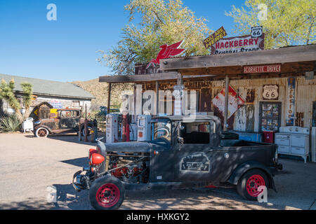 Un ramassage des années 1930 et un 2-portes · en état, s'asseoir devant le magasin général Hackberry, Arizona, une roadside attraction le long d'hist Banque D'Images