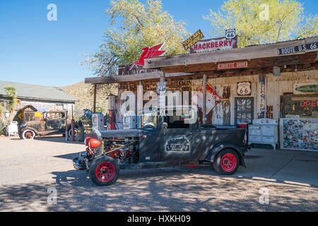 Un ramassage des années 1930 et un 2-portes · en état, s'asseoir devant le magasin général Hackberry, Arizona, une roadside attraction le long d'hist Banque D'Images