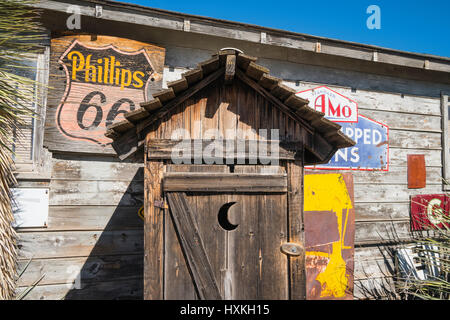 Old outhouse en bois à côté de l'Arizona, micocoulier, magasin général. Le magasin est un roadside attraction le long de l'historique route 66. Banque D'Images