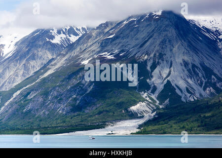 Le petit navire à passagers en passant par le parc national Glacier Bay (Alaska). Banque D'Images