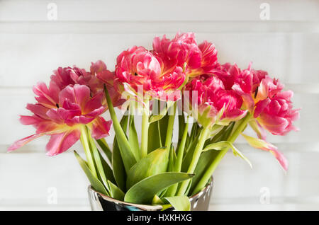 Bouquet de tulipes de couleur rose avec fond en bois blanc Banque D'Images