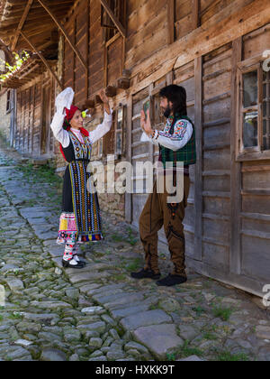 Jeune couple bulgare montrant le folklore traditionnel dansant dans Zerevna village Banque D'Images