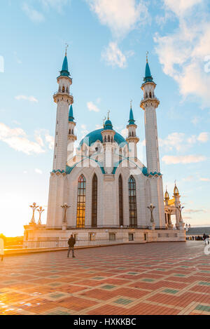 Kazan, Russie - Mars 26,2017. Vue d'une mosquée à Kul-Sharif Kremlin au coucher du soleil. Adyguée Banque D'Images