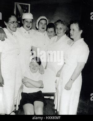 Bill Clinton à l'âge de 6 ans. avec les infirmières de l'hôpital où sa mère travaillait. Elle est photographiée, la deuxième à partir de la gauche. 1952. © Nancy Barr / MediaPunch Banque D'Images