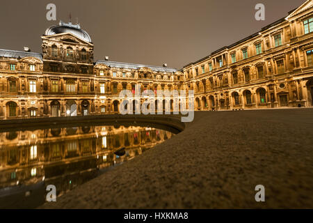 Le musée du Louvre et de réflexion étang la nuit à Paris. Banque D'Images