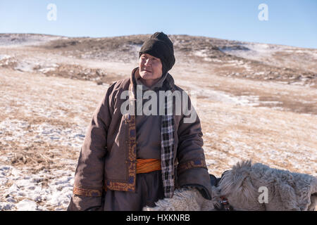 Les éleveurs de moutons et de chèvres de Mongolie dans le désert de Gobi gérer leurs troupeaux à l'aide d'une moto. Banque D'Images