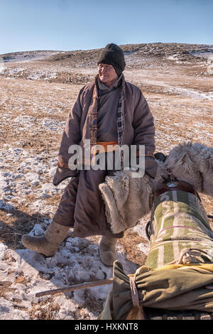 Les éleveurs de moutons et de chèvres de Mongolie dans le désert de Gobi gérer leurs troupeaux à l'aide d'une moto. Banque D'Images