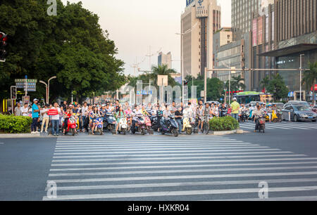 GUANGZHOU, CHINE - le 19 septembre 2016 : rue animée de Guangzhou avec les gens sur une moto à embouteillage Banque D'Images