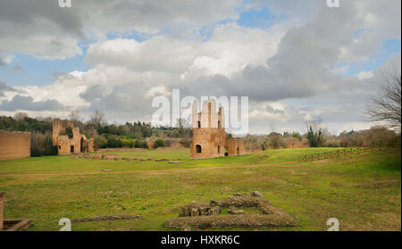 Cirque de Maxence ruines le long de Old Appian Way avec ciel nuageux Banque D'Images