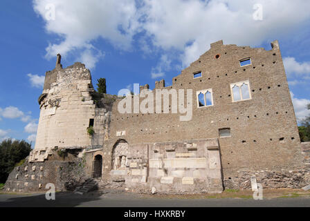 Tombeau antique de Caecilia Metella ruines le long de la Voie Appienne à Rome Banque D'Images