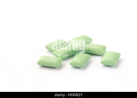 Tablette de chewing-gum menthe vert sur blanc Banque D'Images