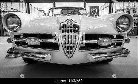 Voiture de sport Alfa Romeo 1900C Super Sprint Coupé Lugano, 1957. Noir et blanc. Plus grand d'Europe Exposition de voitures classiques 'RETRO' classiques Banque D'Images