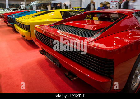 Vue arrière de diverses modifications de voitures de sport Ferrari Testarossa et F512. Plus grand d'Europe Exposition de voitures classiques 'RETRO' classiques Banque D'Images