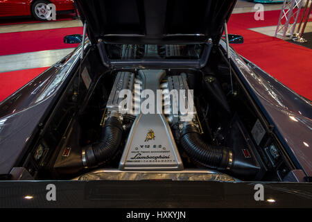 Le compartiment moteur d'une voiture de sport Lamborghini Diablo VT 6.0, 2000. Plus grand d'Europe Exposition de voitures classiques 'RETRO' classiques Banque D'Images