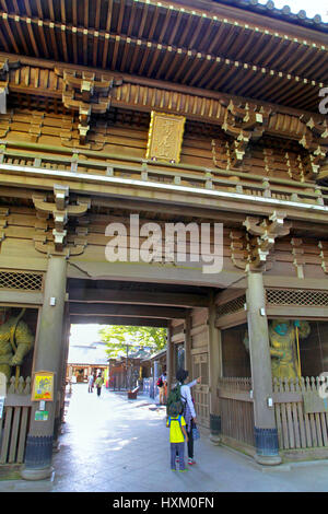 Temple Takaosan Yakuoin Shitenno-mon Gate ville Hachioji Tokyo Japon Banque D'Images