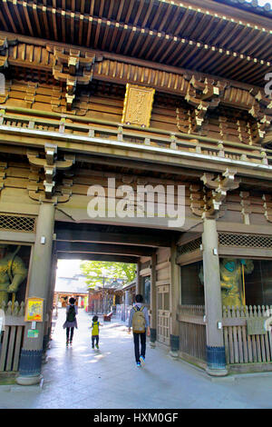 Temple Takaosan Yakuoin Shitenno-mon Gate ville Hachioji Tokyo Japon Banque D'Images