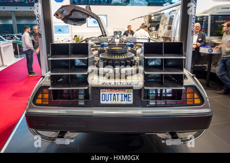 La time machine DeLorean Retour vers le futur (franchise) basée sur une DeLorean DMC-12 voiture de sport. Banque D'Images