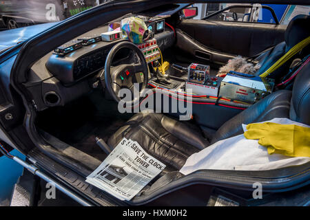 Cabine de la time machine DeLorean Retour vers le futur (franchise) basée sur une DeLorean DMC-12 voiture de sport. Banque D'Images