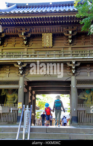 Temple Takaosan Yakuoin Shitenno-mon Gate ville Hachioji Tokyo Japon Banque D'Images