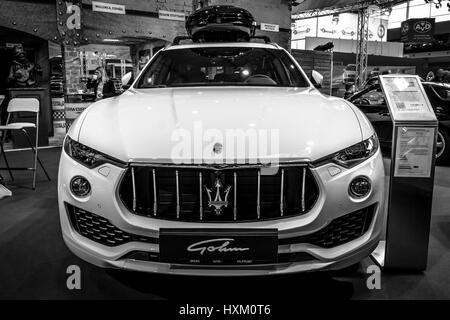 La mi-taille VUS multisegment de luxe Maserati Levante S, 2016. Noir et blanc. Plus grand d'Europe Exposition de voitures classiques 'RETRO' classiques Banque D'Images