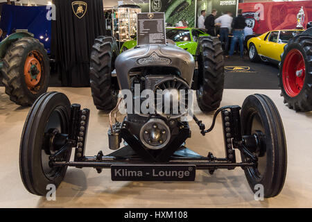 STUTTGART, ALLEMAGNE - Mars 02, 2017 : tracteur Lamborghini, 1965. Plus grand d'Europe Exposition de voitures classiques 'RETRO' classiques Banque D'Images