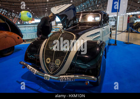 STUTTGART, ALLEMAGNE - Mars 02, 2017 : grande voiture familiale Peugeot 402 Grand Luxe (N4O), 1937. Plus grand d'Europe Exposition de voitures classiques 'RETRO' classiques Banque D'Images