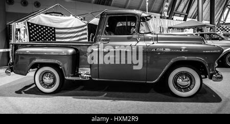 STUTTGART, ALLEMAGNE - Mars 02, 2017 : 3100 Chevrolet Pickup, 1956. Noir et blanc. Plus grand d'Europe Exposition de voitures classiques 'RETRO' classiques Banque D'Images